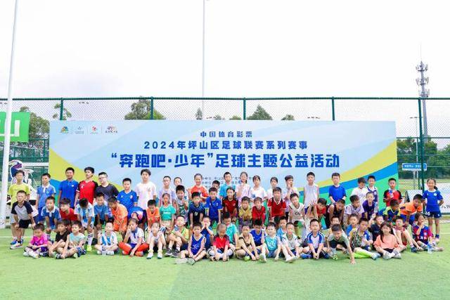 无臂赛车手的极速挑战：他用脚驾驶时速达180公里